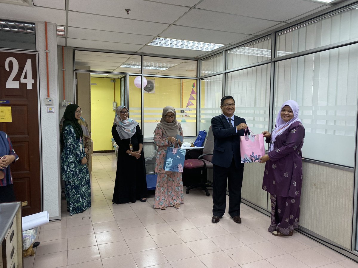 Jamuan perpisahan bagi staff bahagian bangunan yang telah berpindah.