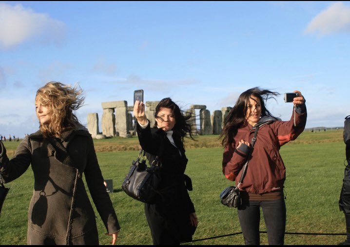 JaneneCarleton's tweet photo. #tbt Proudly taking #selfies in front of #stonehenge with @sameastwoodtraining &amp; @kviavattine 📸 by @jill_somerville #shotgun🤰🏻⛽️🚐😹 #UK #girlstrip #intheboot https://t.co/UBBqLnyC5W