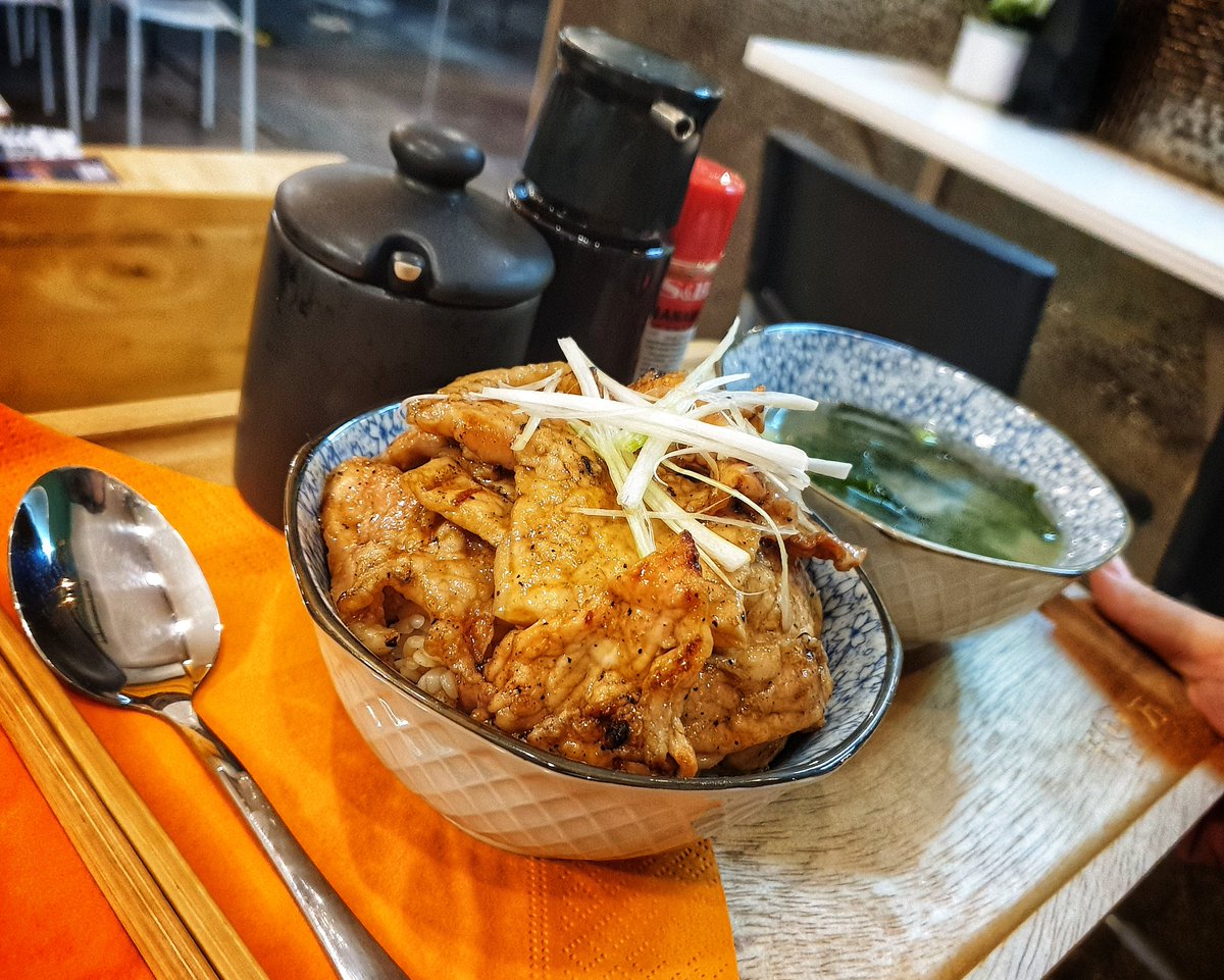 pookkoo's tweet photo. "SENBAN" ข้าวหน้าหมูย่างถ่าน ฮอกไกโด 🐷 หมูย่างนุ่มๆ กับซอสชุ่ม ฉ่ำ มีความหอมกลิ่นเตาถ่านมากๆ ตัวซอสปรุงดี หอม หวาน เค็มนิดๆ  สไตล์ญี่ปุ่น กินกับขิงดอง น้ำซุป ด้วยแล้ว เข้ากันมากกกกกก ร้านเพิ่งเปิดใหม่ อยู่จุฬา ซ.5 ติดกับร้านชอนมันเลย แนะนำ @aroii @wongnai @aroiipaiadk https://t.co/GD2fT5NYGE
