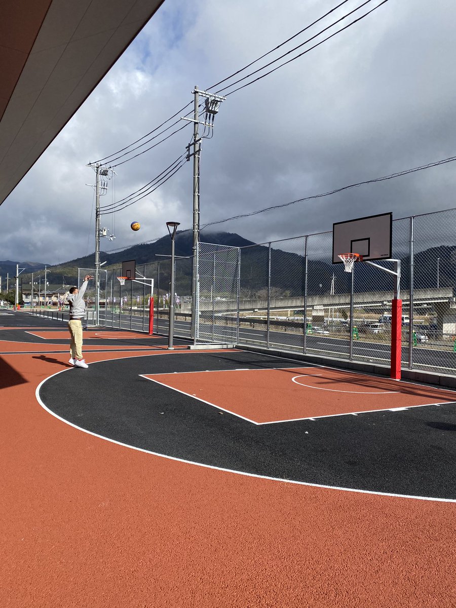 Kyoto 3x3プロバスケチーム サンガスタジアム By Kyocera の敷地内に Kyoto オーナーが バスケットゴール 2台 寄付 明日1日からオープン 自由に使えるので是非 一歩前進 どんどん増やしたい 施工は紅谷工務店 盛り上げろ3x3 盛り上がれ