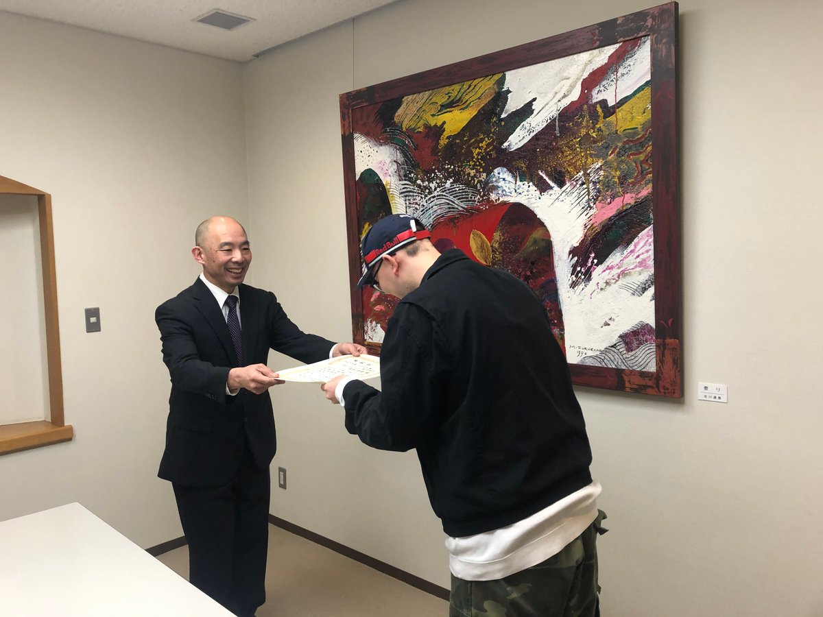 富山県立大学 図書館射水館 年間ベストリーダー表彰 今年度最も多くの本を借りた工学部医薬品工学科2年の岡本侑樹さんと工学部電子 情報工学科4年の樋口尚也さんを年間ベストリーダーとして表彰し 図書館長より賞状と副賞を贈呈しました 学生の 富山県立大学 図書館射水館 年間ベストリーダー表彰 今年度最も多くの本を借りた工学部医薬品工学科2年の岡本侑樹さんと工学部電子 情報工学科4年の樋口尚也さんを年間ベストリーダーとして表彰し 図書館長より賞状と副賞を贈呈しました 学生の