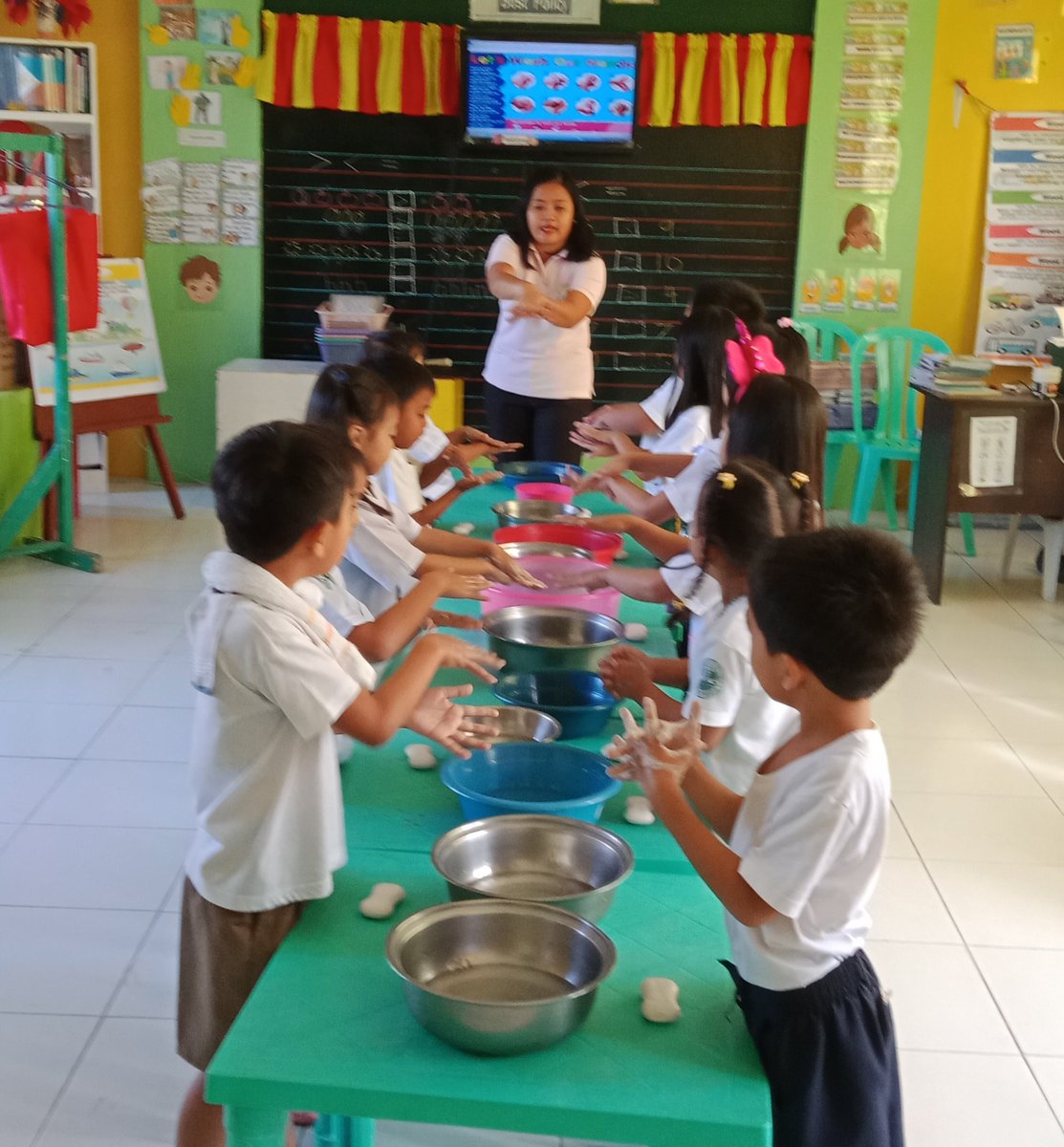 gArNaNcE's tweet photo. Doing our part.
#VideoPresentation
#ActualHandWashing
#NoWasteDiligSaPlantsAngWater
#MonitoringOfTemperature
#PreventionIsBetter
#EducateInstead https://t.co/DTmxCC7PJ4