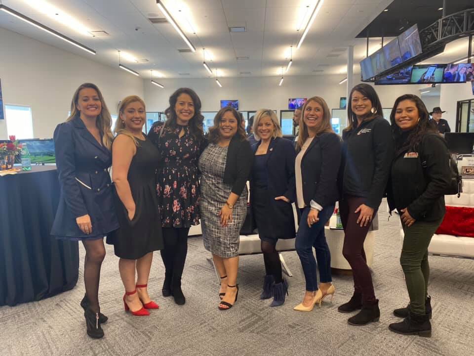 erickaaviles's tweet photo. 📌 When one succeeds we all succeed! Bravo al equipo @TelemundoLV on the official inaugural of your new studio today! ✂️🙌🏽

It’s because of investment of agencies/orgs to outreach on a year long basis that #telemundolv continues to grow /succeed
 
#miComunidad
#ErickaAviles https://t.co/WIOCHkYuhn