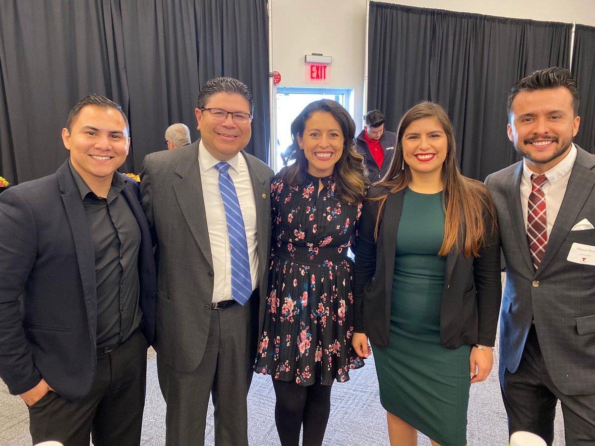 erickaaviles's tweet photo. 📌 When one succeeds we all succeed! Bravo al equipo @TelemundoLV on the official inaugural of your new studio today! ✂️🙌🏽

It’s because of investment of agencies/orgs to outreach on a year long basis that #telemundolv continues to grow /succeed
 
#miComunidad
#ErickaAviles https://t.co/WIOCHkYuhn