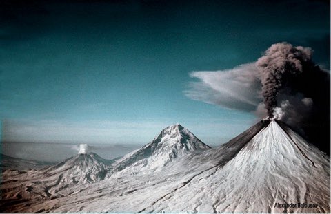 ハザードラボ公式 防災防犯 カムチャツカ最高峰が連日噴火 海抜1万m超える噴煙 爆発があったのは日本時間31日午後12時18分ごろ 30日にも同規模の 噴火 を起こしたばかり 航空カラーコードは危険度が2番目に高いオレンジが発令され 専門家は火山灰
