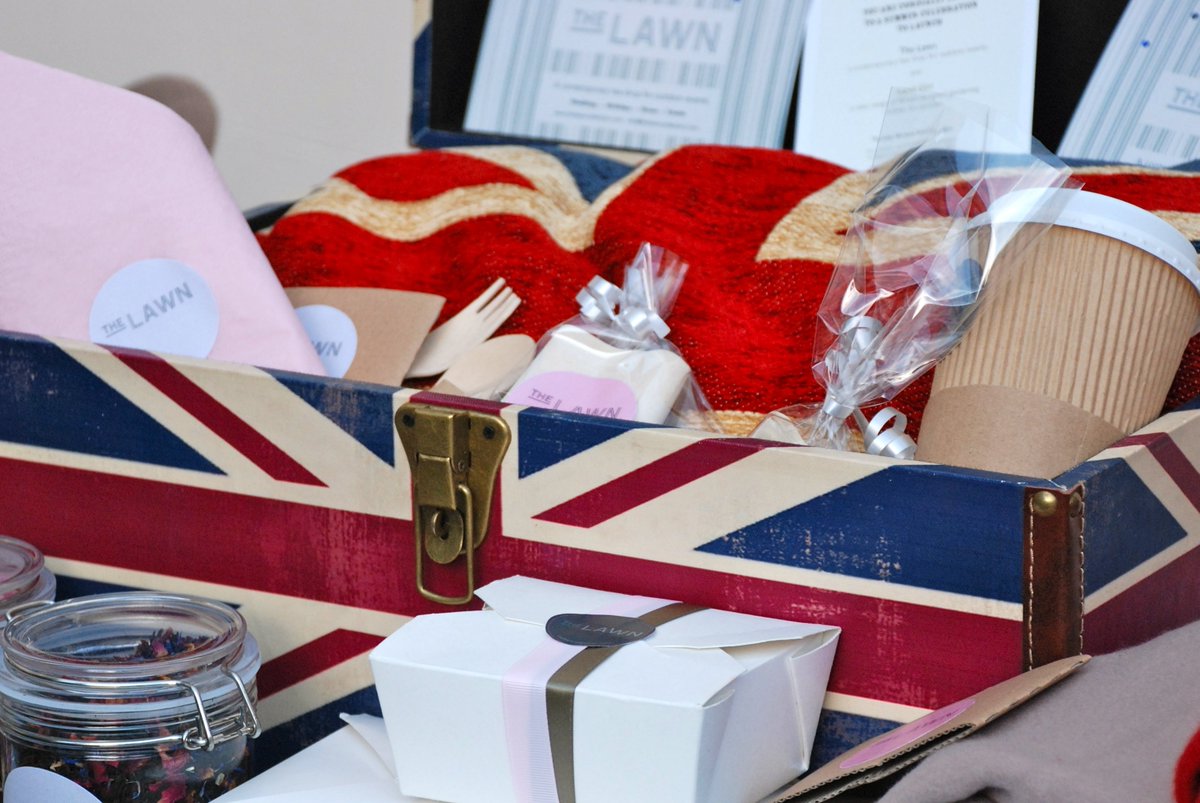 thelawntea's tweet photo. Nothing beats a good cup of tea on this #BrexitDay  #ClassicTea #EnglishBreakfasttea Our Classic English Breakfast tea is a brisk and robust blend of Kenyan and Assam teas from @thelawntea #agoodcupoftea #teablends #recyclableteabags Free Delivery on orders over £10 https://t.co/xyO5njrZ1N