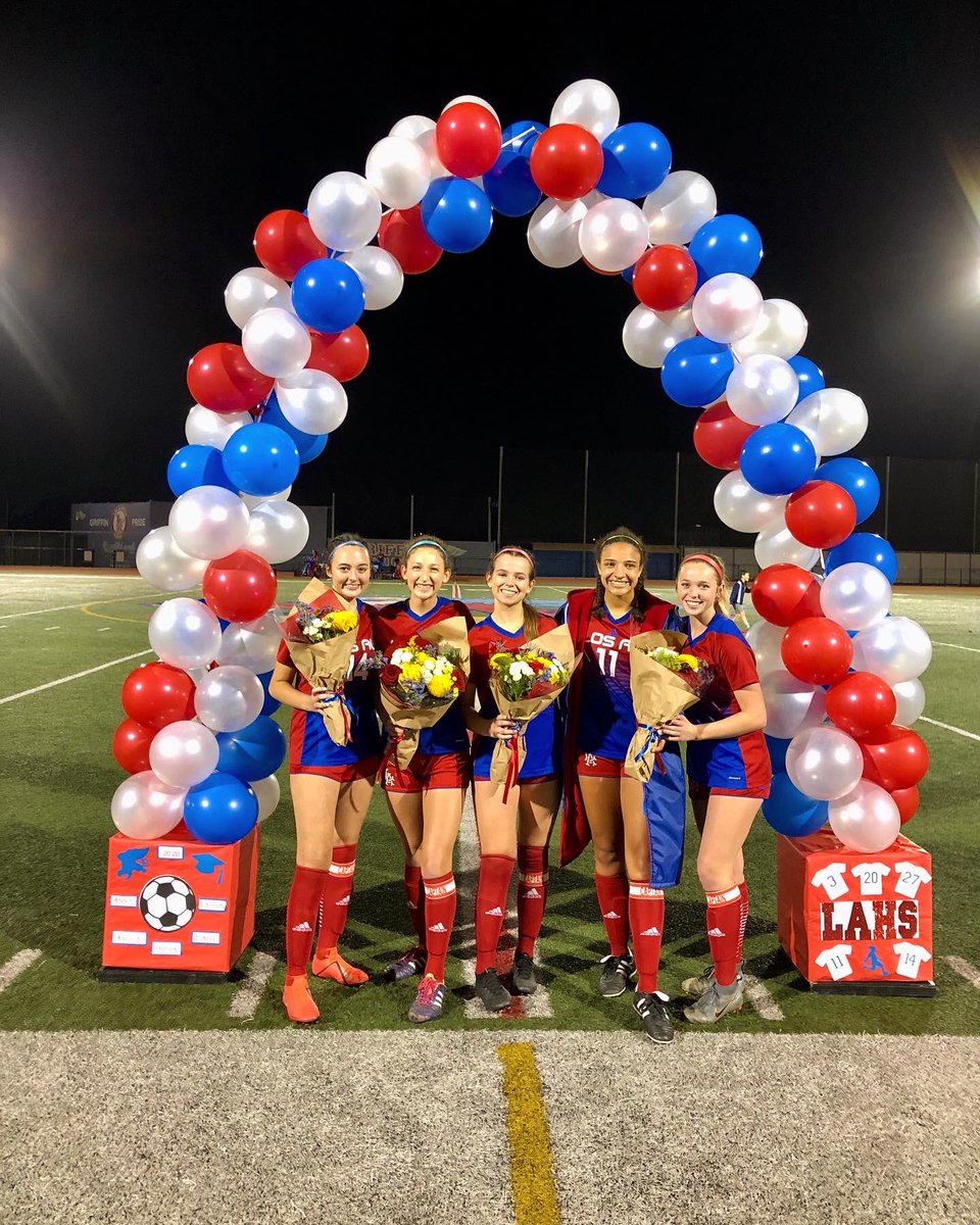 IsabelPixa's tweet photo. Beyond blessed🤙🏼🎉❤️ #seniornight https://t.co/r12bmG5jzb