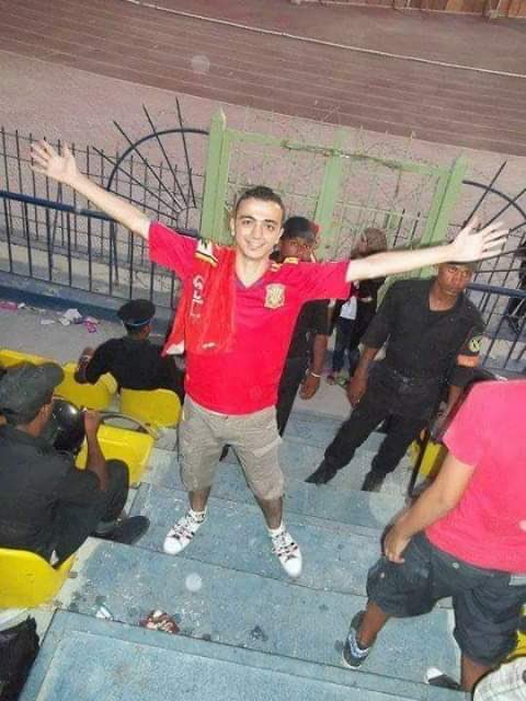 karimyehiaa's tweet photo. #افريقيا_لروح_الشهيد 

"ابني الحيلة واخرة صبري
كان بيحب العيش والمش
كل طموحه جزمة كاوتش
وناخد الدوري اهو معلش، مش هيعز على اللي اختاره
واهو راح دار احسن من داره
كان بيحب تريكة وبيبو 
وشايل اوي من اللي اسمه الحضري https://t.co/quWEc4aN7U