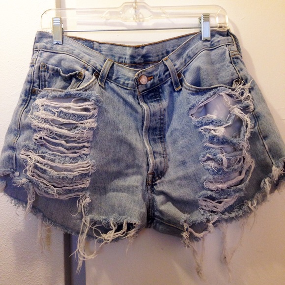 jenavon's tweet photo. So good I had to share! Check out all the items I'm loving on @Poshmarkapp #poshmark #fashion #style #shopmycloset #soda #levis #victoriassecret: https://t.co/Um56rPHmZd https://t.co/ZAEMTzio70