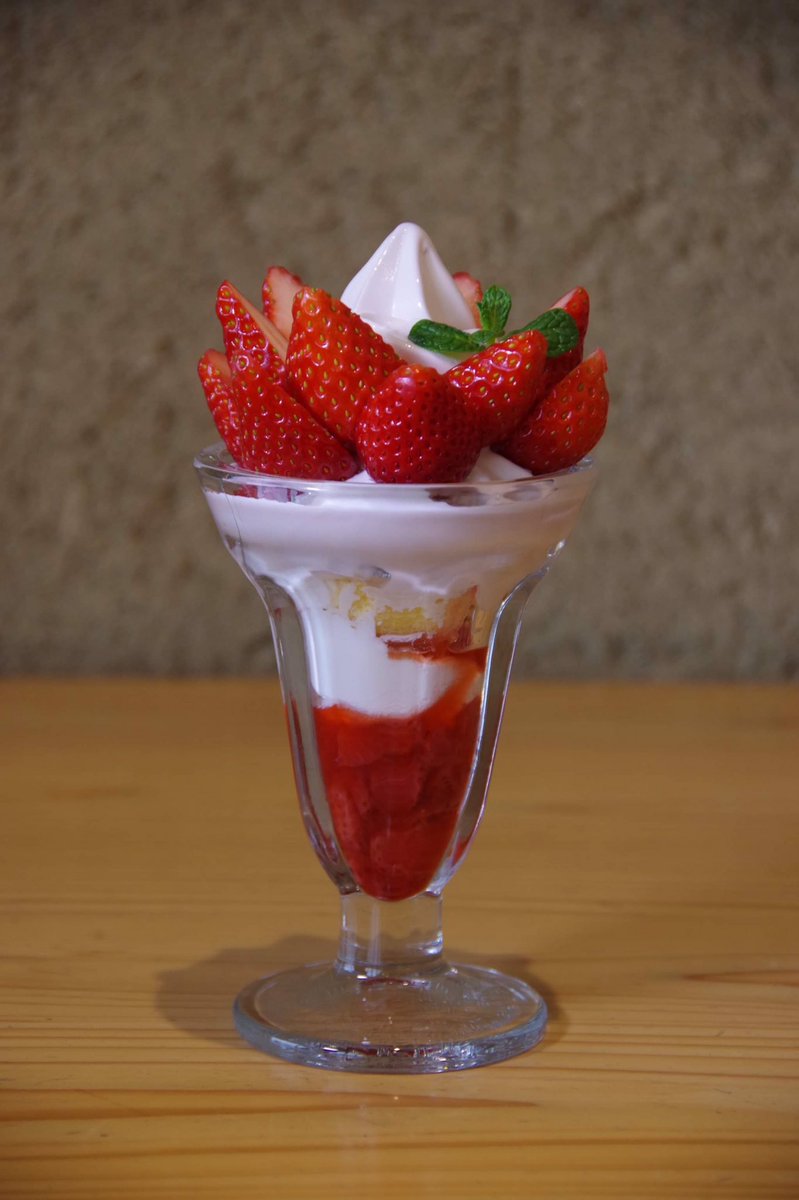 とちおとめをたっぷり、トッピング❗️❗️
パフェの提供は14時からになります。