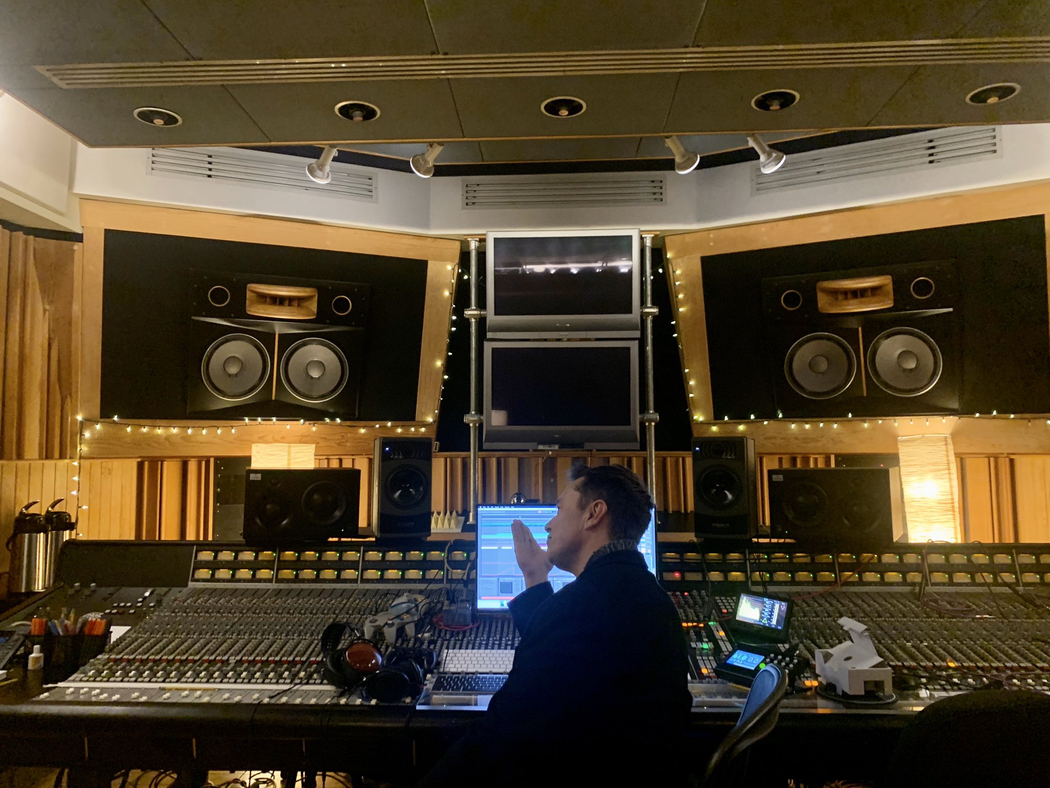 EPlxw2LU8AECGOB?format=jpg&name=4096x409