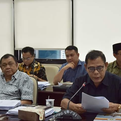 PgDprd's tweet image. Sekretaris Fraksi Partai Golkar DPRD Sumbar H Afrizal didampingi Ketua Fraksi H. Hendra Irwan Rahim membacakan pendapat akhir fraksi dalam rapat finalisasi lima ranperda di gedung DPRD Sumbar, Jumat (31/1)