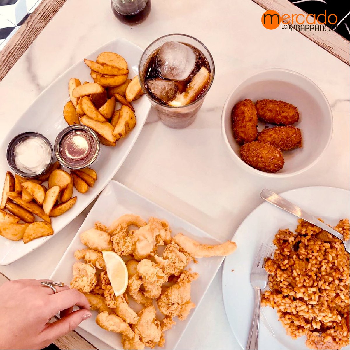 #Croquetas por aquí, #patatas 🍟 y #chocos 🦑 por allí, #arrocito 🍚 por allá… ¿Puede arquitectura más deliciosa que la de componer una mesa del #Mercado? Artista de la semana: <a href="/viaggiareapois/">viaggiareapois</a> 📸