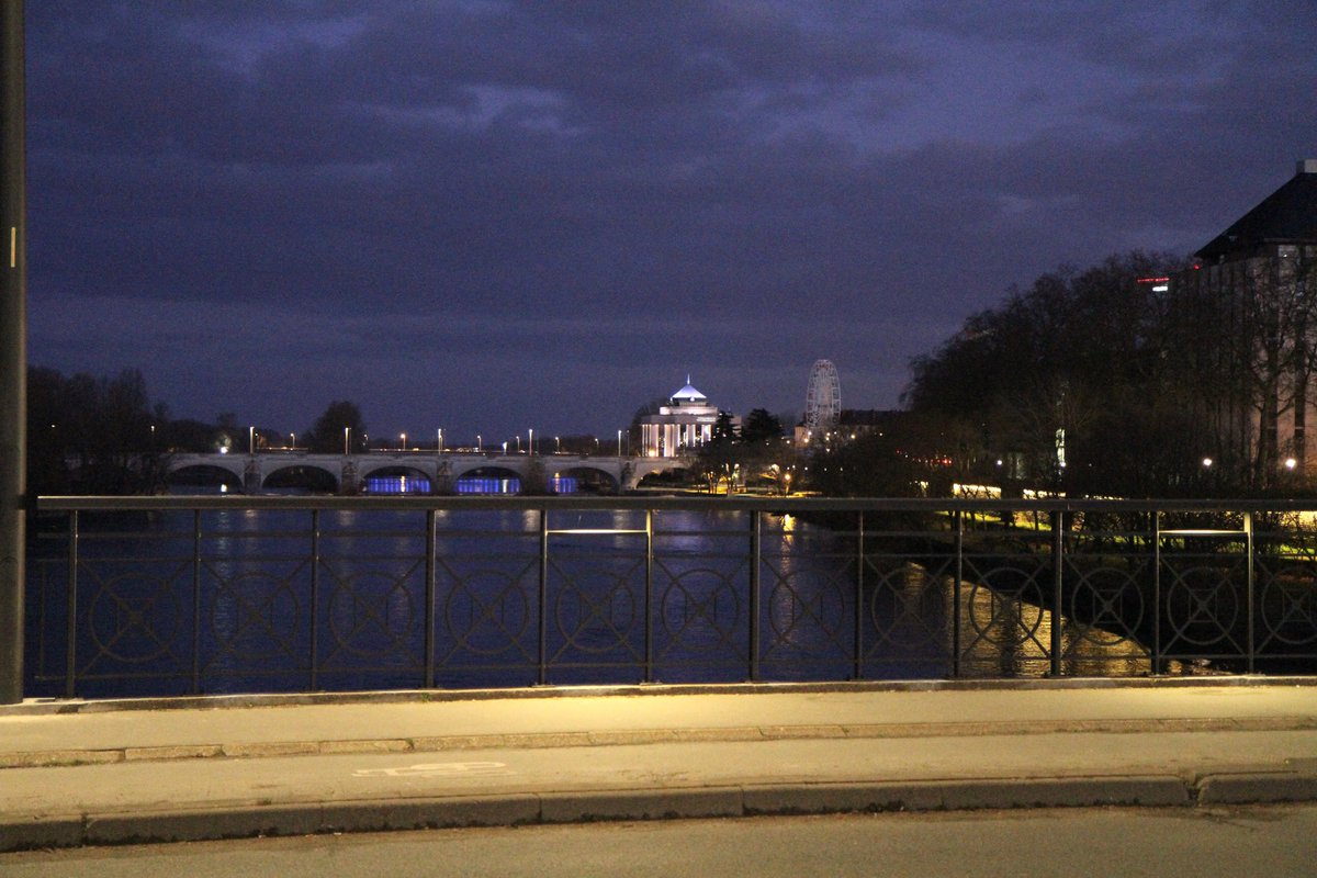 groupe_NGE's tweet photo. DĂ©couvrez en images le travail de notre filiale #gĂ©niecivil #NGEGC qui a remplacĂ© les gardes-corps et mis en lumiĂšre le pont NapolĂ©on, ouvrage emblĂ©matique pour la @villedetours đ
#NGEBTP #géniecivil #ouvrage #pont #Tours #BTP https://t.co/ZgEcgrTTRh