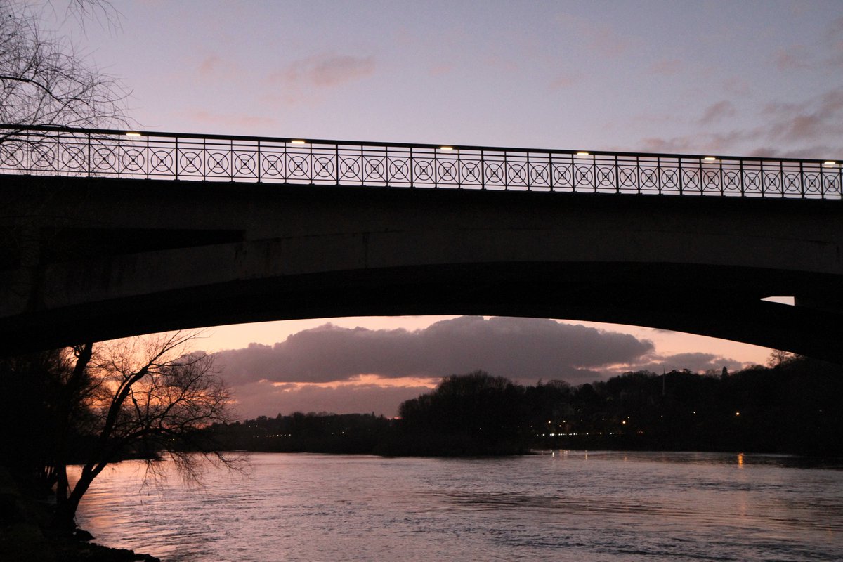 groupe_NGE's tweet photo. DĂ©couvrez en images le travail de notre filiale #gĂ©niecivil #NGEGC qui a remplacĂ© les gardes-corps et mis en lumiĂšre le pont NapolĂ©on, ouvrage emblĂ©matique pour la @villedetours đ
#NGEBTP #géniecivil #ouvrage #pont #Tours #BTP https://t.co/ZgEcgrTTRh