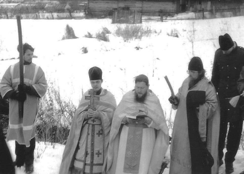 Отец Никон опубликовал уникальный снимок: 19 января 1993 года на совместной службе он, будущий протоиерей Всеволод Чаплин и будущий известный православный публицист Андрей Кураев. Запечатлённое мгновенье заставляет задуматься. Как тесен мир. Как чудна жизнь наша своими поворотами
