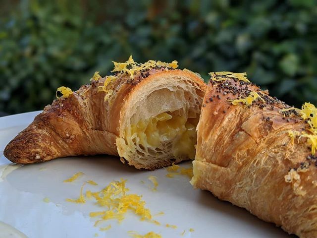 OffbeetRetreat's tweet image. Today's croissant is a mouth-watering lemon curd with cashew cream, poppy seeds and lemon zest! You do not want to miss out on these bad boys 🤤
.
.
.
.
.
.
.
.
.
.
.
.
.
#croissant #vegancroissant #vegan #veganfood #veganfooddaily #fooddaily #veganfo… ift.tt/37K91oJ