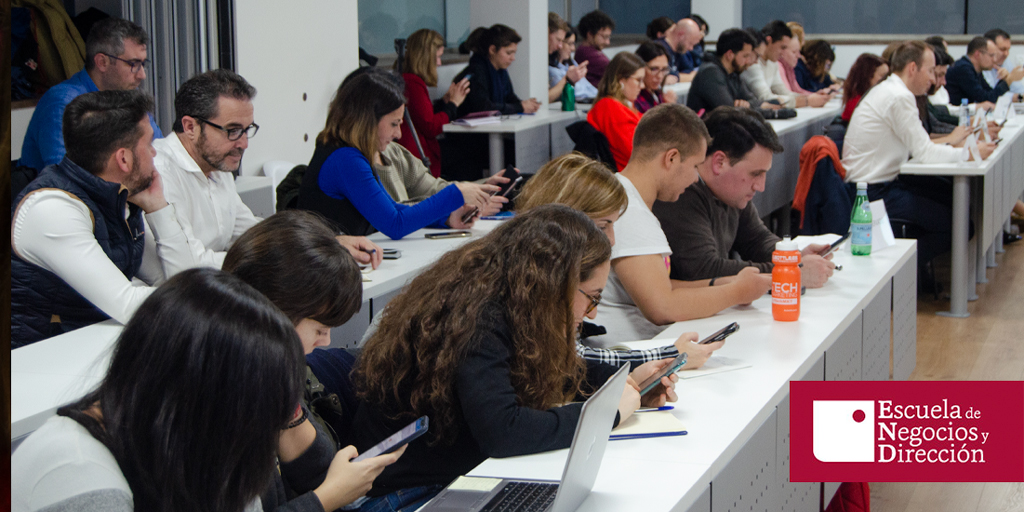 uemcbusiness's tweet photo. 🙌Lleno absoluto en #ENyDSocialMedia donde hemos podido aprender de auténticos profesionales como @VanGarBar, @DonPabloBernal, @Clemenzzas, Verónica Rodríguez y Patrick Dorst. Con ellos hemos hablado de #copywriting, #socialmedia, #MarketingDigital y #growthhacking. ¡Gracias! 👌 https://t.co/H9tSWH4Iwu