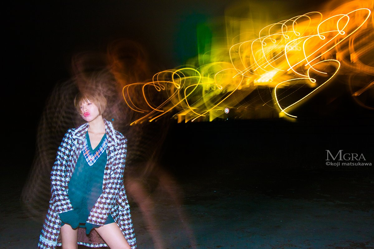 【スローシャッターでライトペインティングポートレート♪】

まるで魔法少女の変身シーンのような写真♪

設定は以下の感じが多いです

ssは4秒（1/4秒じゃなくて4秒）
f8
感度100