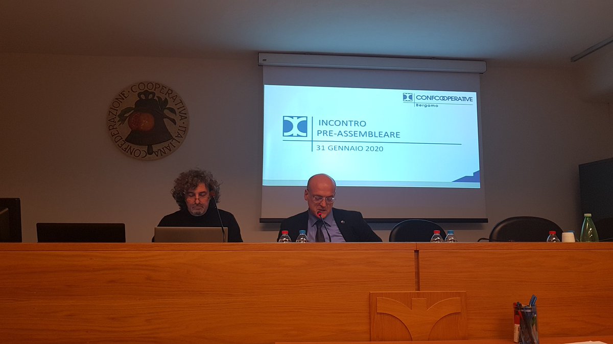 OmarPiazza73's tweet photo. @GiuseppeGuerin1 apre il momento partecipato di @confcoopbg per costruire assemblea del 29 febbraio partendo dai bisogni e dalle idee dei cooperatori https://t.co/e4NWfpOrGx