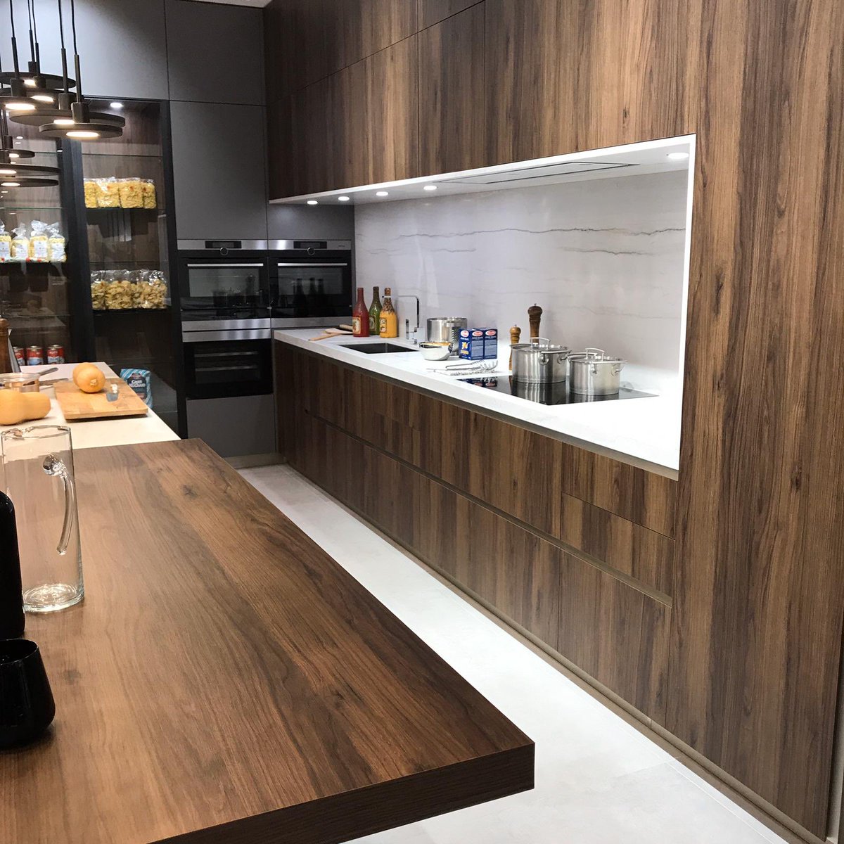 ShowRoomBarral's tweet photo. Continuamos fascinados ❤️en la feria de @Porcelanosa_es conociendo su extensa y exclusiva línea de #cerámica, #cocinas, #baños .Hoy os dejamos fotos 📸de una de las empresas del grupo: #gamadecor ¿qué os parecen? #feriaporcelanosa2020 #porcelanosa #interiorismo #decoracion https://t.co/pE6TLvJp0h