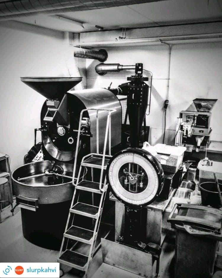 slurpjapan's tweet photo. Pirkanmaan PaahtimoのロースタリーではProbat Probatone 25 TYP 1というこの機械で、これまで１５０トンものコーヒーを焙煎してきました。そして、これから何十年先もこの機械で美味しく焙煎されることでしょう😎
#slurpcoffee #コーヒー #コーヒー好き #ロースタリー  #フィンランド https://t.co/xeOBOA8S5A