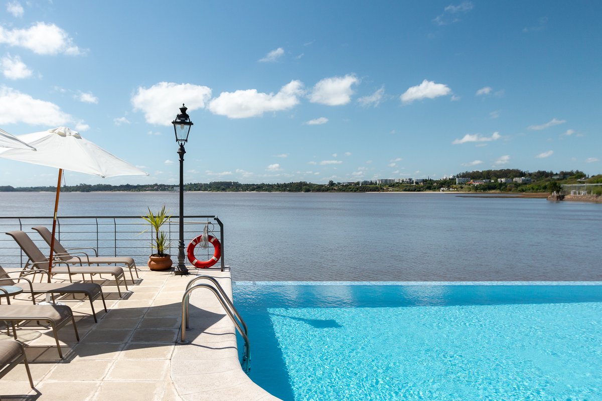 radissoncolonia's tweet photo. ¿Cuáles son sus planes para #Carnaval? 
Les proponemos disfrutar en #ColoniadelSacramento https://t.co/mztLZXots9