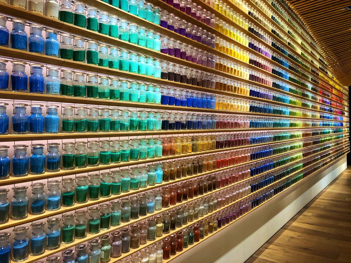 「PIGMENT TOKYO」カラフルな瓶を見るだけで心躍りそう。おもしろそうなワークショップもある素敵なお店です。