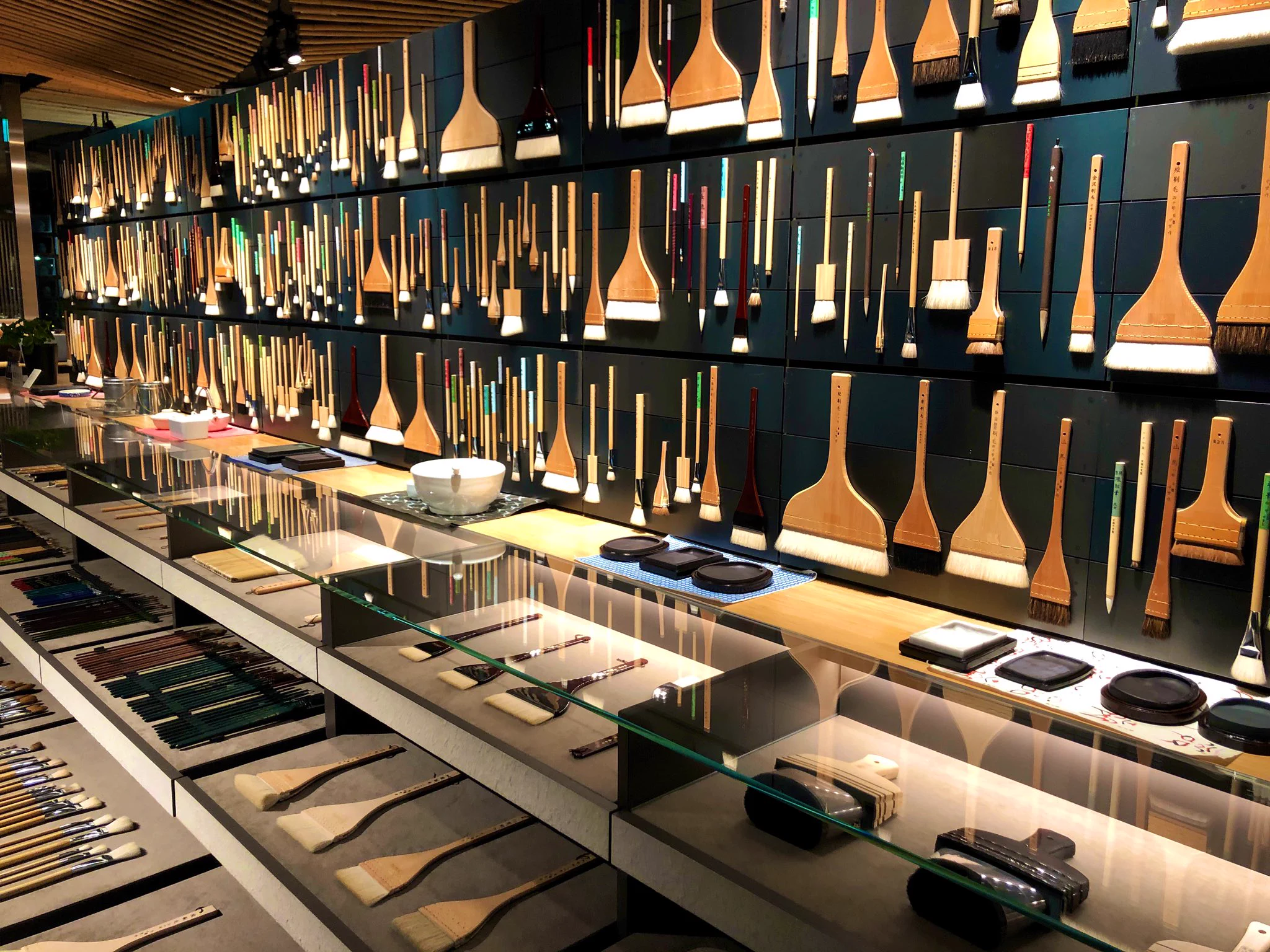 「PIGMENT TOKYO」カラフルな瓶を見るだけで心躍りそう。おもしろそうなワークショップもある素敵なお店です。