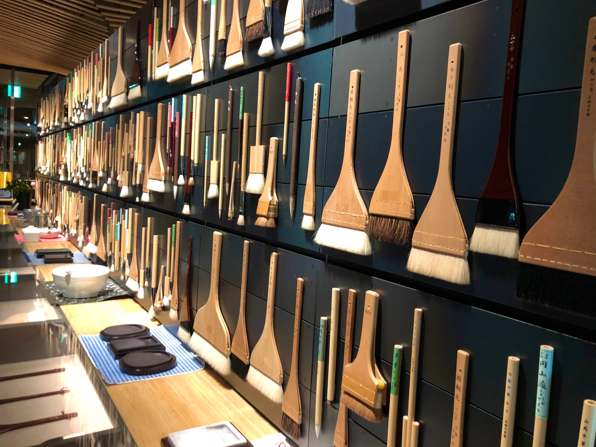 「PIGMENT TOKYO」カラフルな瓶を見るだけで心躍りそう。おもしろそうなワークショップもある素敵なお店です。