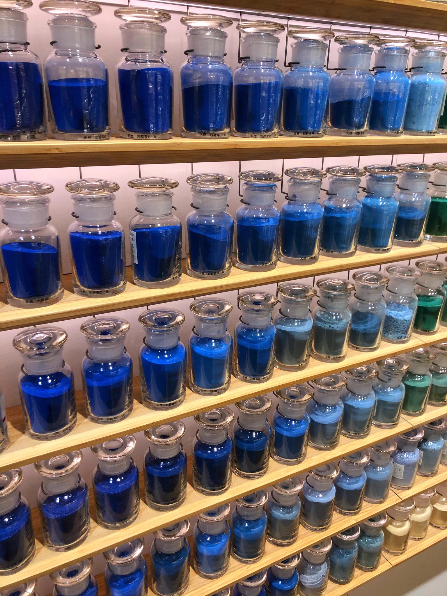 「PIGMENT TOKYO」カラフルな瓶を見るだけで心躍りそう。おもしろそうなワークショップもある素敵なお店です。