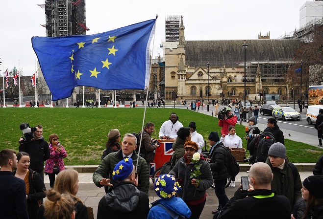 amna_news's tweet photo. @AFP @Forbes @BorisJohnson @Daily_Express @guardian @dailytelegraph @MVarvitsiotis @eucopresident @vonderleyen @EP_President @SecPompeo @JustinWelby 🇪🇺🇬🇧 #Brexit #BrexitDay 

Το 53% των Βρετανών ψηφοφόρων θέλει να παραμείνει στην ΕΕ

https://t.co/HCpYsRT9Eg

#BrexitEve #BrexitCountdown #Bremain #loveEU #Brexodus https://t.co/VCg0zMG5Wk