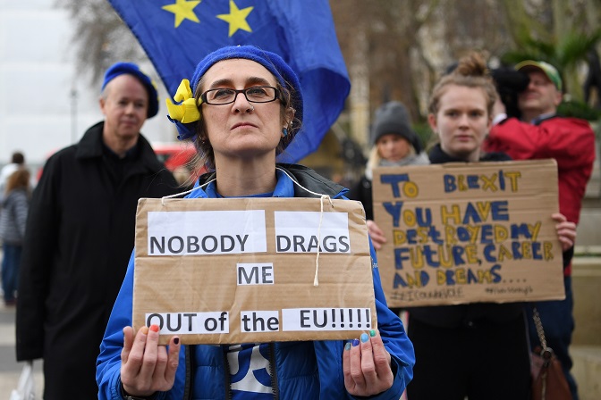 amna_news's tweet photo. @AFP @Forbes @BorisJohnson @Daily_Express @guardian @dailytelegraph @MVarvitsiotis @eucopresident @vonderleyen @EP_President @SecPompeo @JustinWelby 🇪🇺🇬🇧 #Brexit #BrexitDay 

Το 53% των Βρετανών ψηφοφόρων θέλει να παραμείνει στην ΕΕ

https://t.co/HCpYsRT9Eg

#BrexitEve #BrexitCountdown #Bremain #loveEU #Brexodus https://t.co/VCg0zMG5Wk