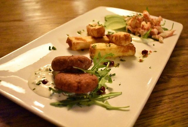 This one’s for when you’re peckish, but want to try a bit of everything!
.
Our Three Pick Sharing platter includes crayfish in a full creme with avocado, crispy halloumi batons with salsa verde, and beetroot and coriander falafel with tzaziki 😍
.
We say it’s a sharing platte…
