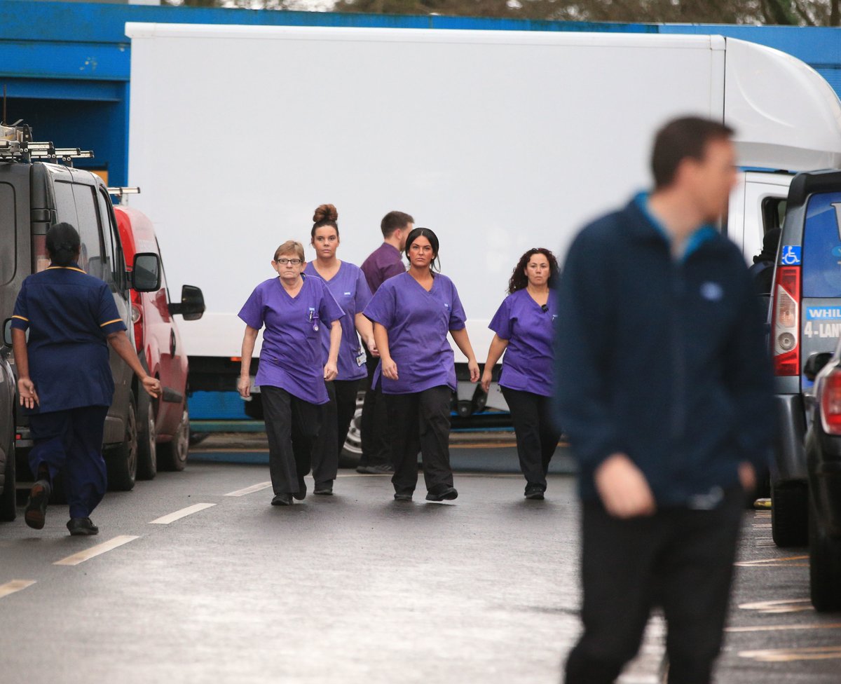 oliviatobin17's tweet image. Hang this picture of heroic women arriving to Arrowe Park Hospital in the Tate. (Pic credit @PA)