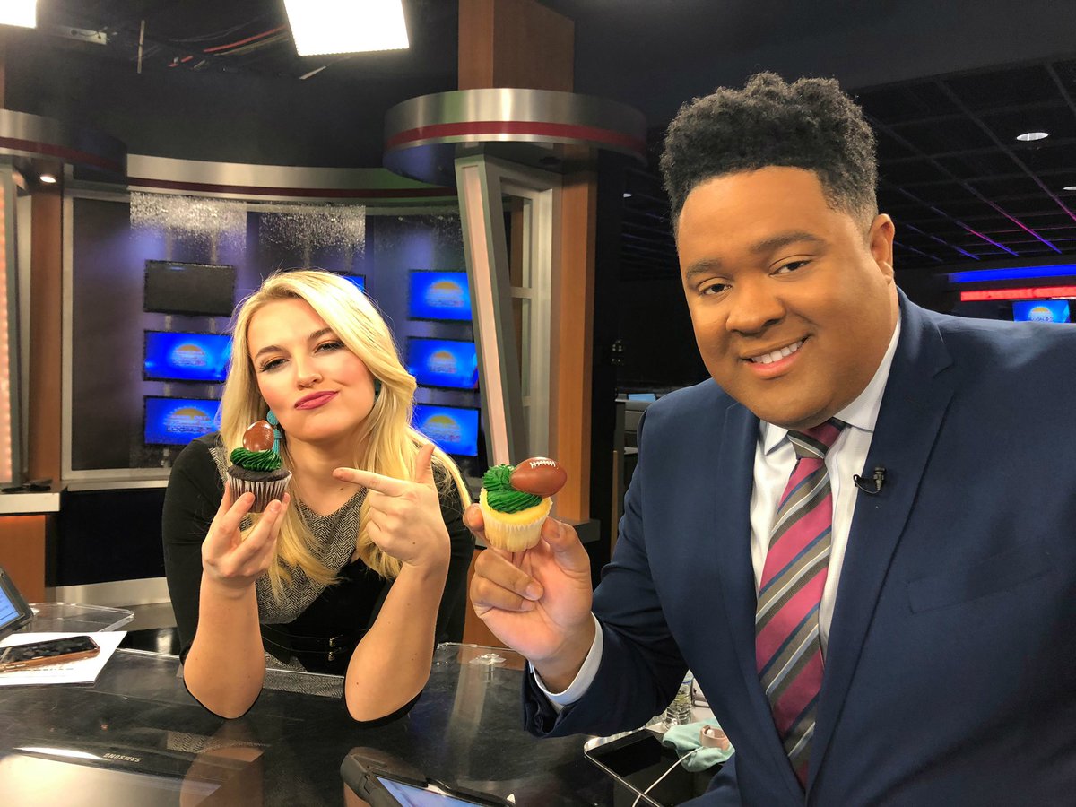KelsieCairnsTV's tweet image. #HaveFunatWorkDay...we got cupcakes. Day 100% better ;) tune in to @LocalMemphis