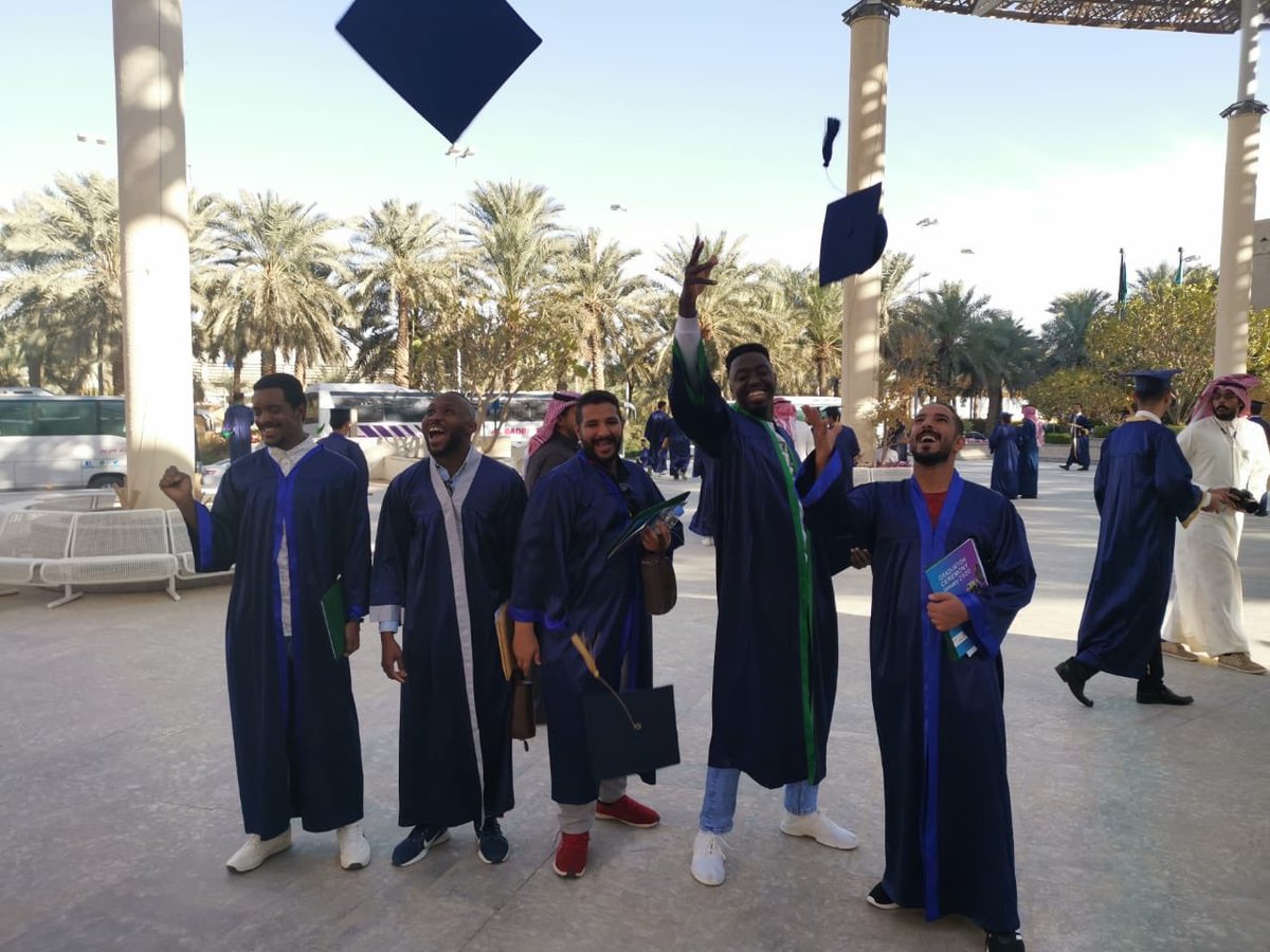 Suhaib0101's tweet photo. لا شي اجمل من تحقيق حلم كان على وسادة بالأمس وأصبح اليوم حقيقة بتوفيق من الله ومنته وفضله اليوم والحمدلله أعلنها متخرجاً بشهادة البكالوريوس في الهندسة الكهربائية لحظة لطالما انتظرتها بلهفة وشغف فالحمدلله حمداً كثيرا ❤️🌹🎓 @ttc_aec #I_love_ttc_aec #كلية_الهندسة_التطبيقية https://t.co/0Qfvxdo6q1