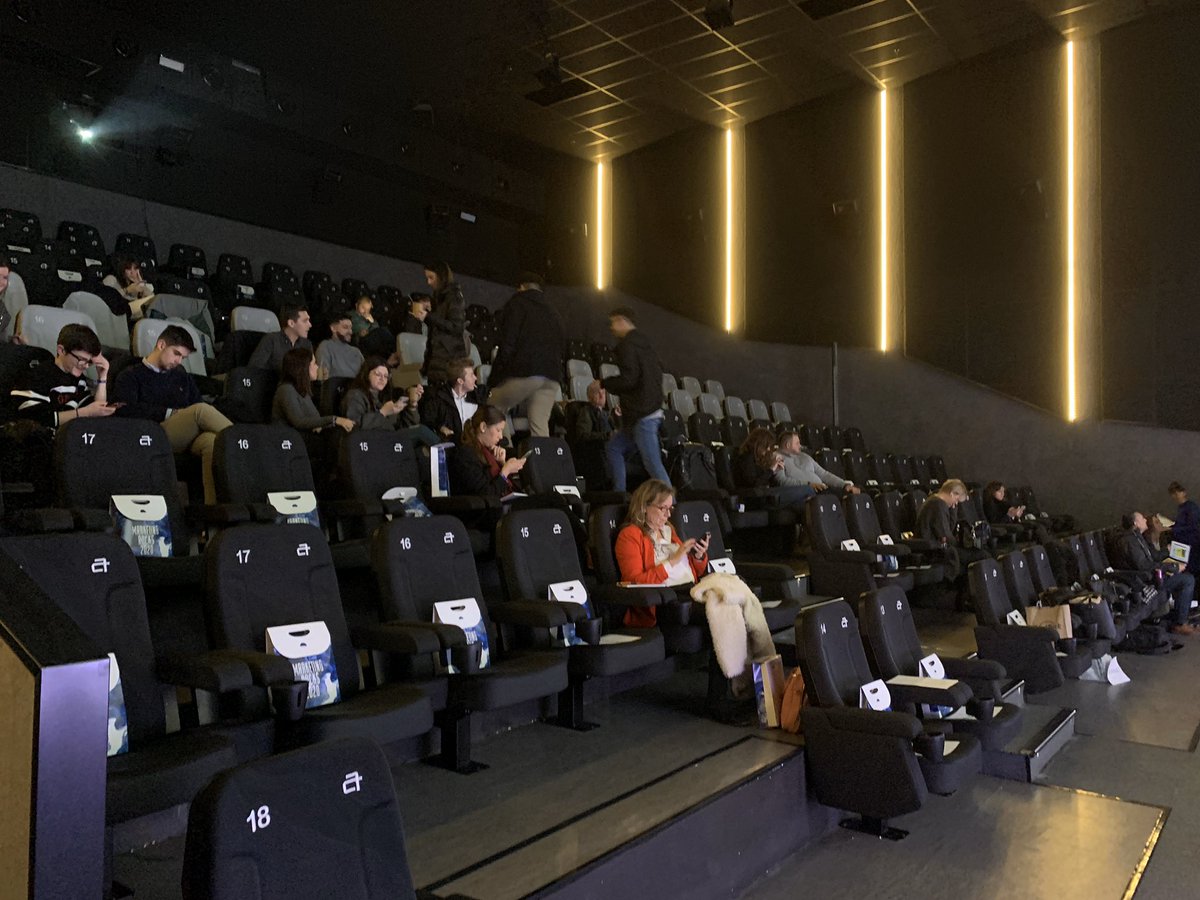 Nunca había dado una ponencia en un cine. Siempre hay una primera vez. A las 9h empieza #marketingrocks El gran evento del marketing en Palma de Mallorca. Una iniciativa de <a href="/_nadianemer_/">Nadia Nemer</a> <a href="/marketingrocks_/">Marketing Rocks</a> ¡Go... !