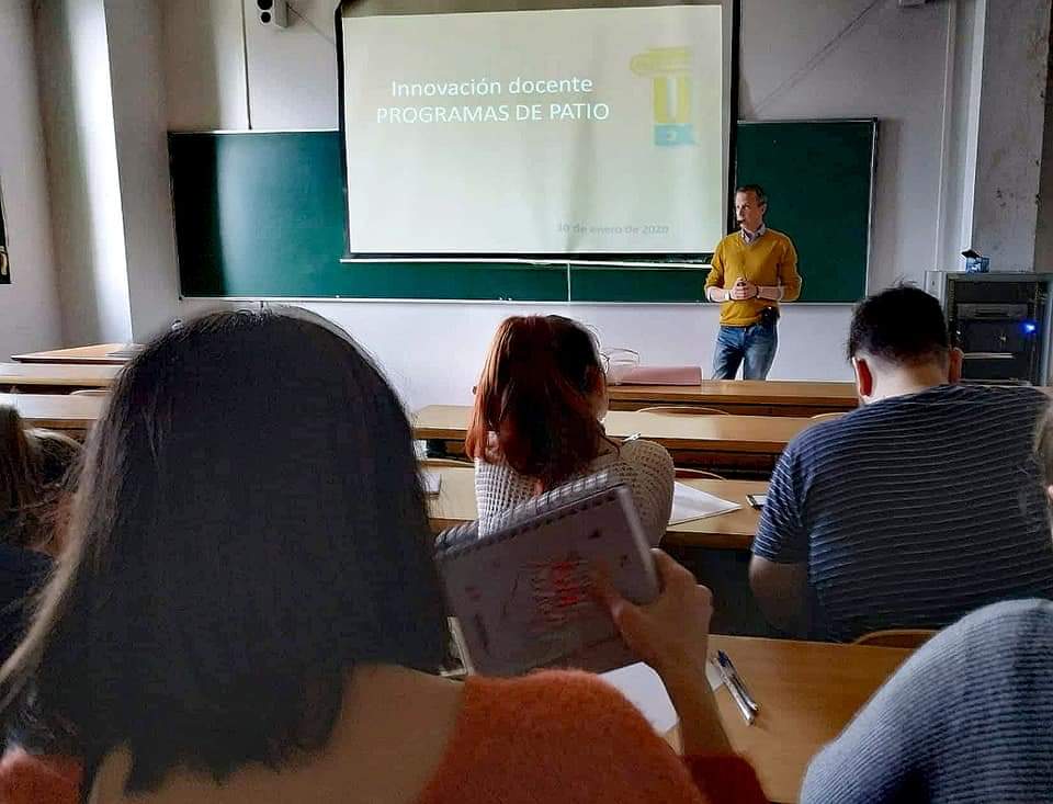 ProgamasP's tweet photo. Con los alumnos del Máster de Orientación en la Facultad de Educación de Extremadura. Gracias a la profesora Montserrat Sierra por contar con nosotrosEs importante que exista una buena vinculación con la Facultad
#programasdepatio #patiosdinamicos #inclusionreal #creoenelcambio https://t.co/TuP3NAuqvt