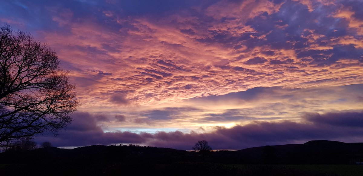 Beautiful sunrise #OldRadnor <a href="/sykescottages/">Sykes Holiday Cottages</a> <a href="/Sue_Charles/">Sue Charles</a> <a href="/DerekTheWeather/">Derek Brockway - weatherman</a>