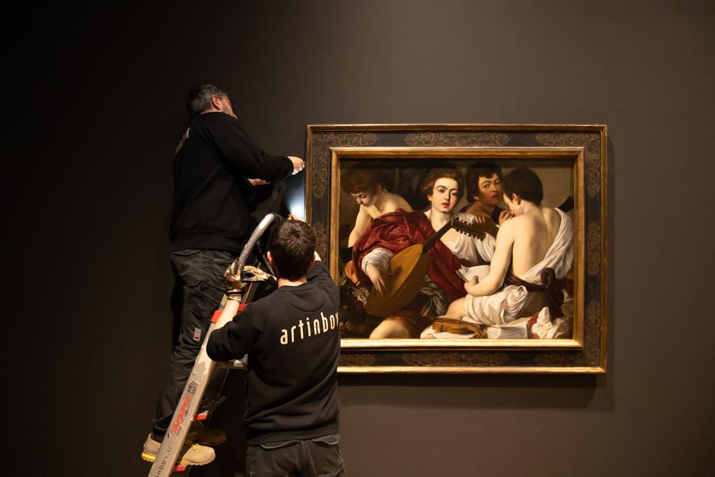Si avvicina l'appuntamento con la #mostra dedicata da <a href="/La_Carrara/">Accademia Carrara Bergamo</a> a Simone Peterzano. L'esposizione prende forma: nelle sale della pinacoteca sono arrivati ieri da New York "I musici" di #Caravaggio.

"Tiziano e Caravaggio in Peterzano"
6 febbraio | 17 maggio 2020