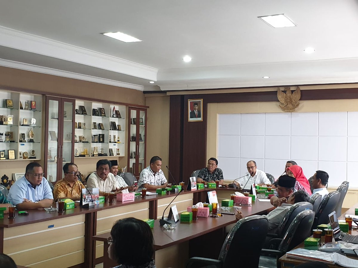 DPRDKabSemarang's tweet photo. Dewan Hari Ini

Menutup Januari 2020, dilaksanakan Rapat Badan Musyawarah (Banmus) DPRD Kabupaten Semarang. 

Rapat tersebut dipimpin langsung Ketua DPRD Kabupaten Semarang, Bondan Marutohening.

#dprdkabsemarang
#bumiserasi https://t.co/r9BaZKEvTW