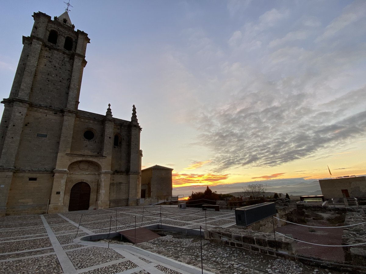 Buenos días. Así amanece hoy en la #FortalezaDeLaMota #AlcalaLaReal. Hoy seguro que será un día especial para la antigua ciudad amurallada, para su historia y el patrimonio que alberga. Feliz viernes.