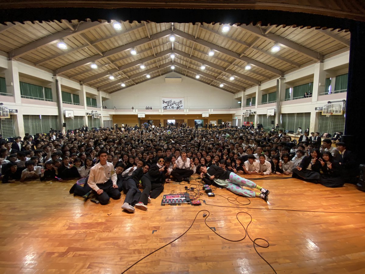 Anly 母校小禄高校の予餞会 サプライズライブ 小禄の生徒はめちゃ元気 目がキラキラして可愛かった 一緒に歌ってくれてありがとう 関係者の皆様 先生方 生徒の皆さんありがとうございました
