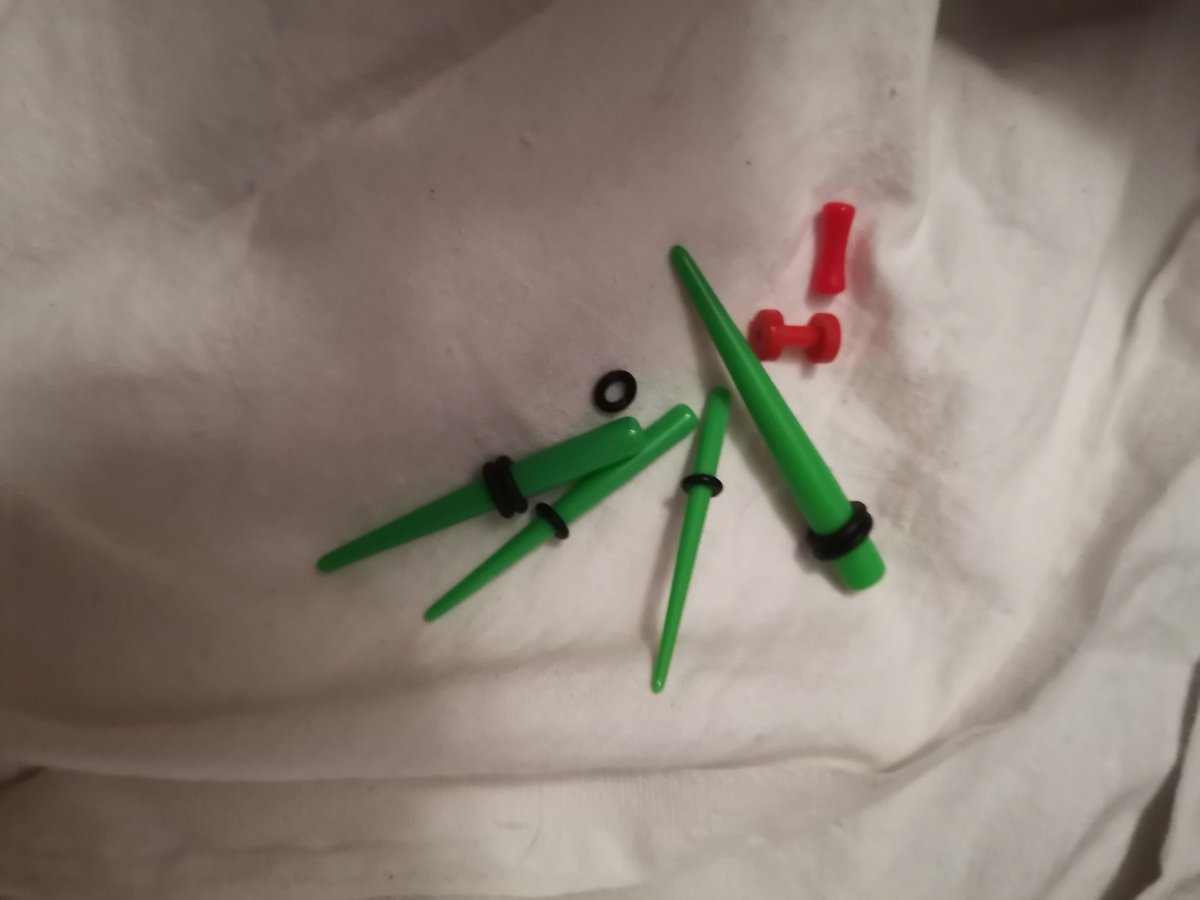 _sdln's tweet image. Мать сейчас полезла в свой ящик, и там нашла это.
Пиздец, я прям помню как она это все выдерала.
Особенно как она пришла с работы и заставила меня сонную выдрать плагу из свежерастянутого канала, а то она это сама сделает, но больней.
Были ещё штуки, но что-то в окно летело