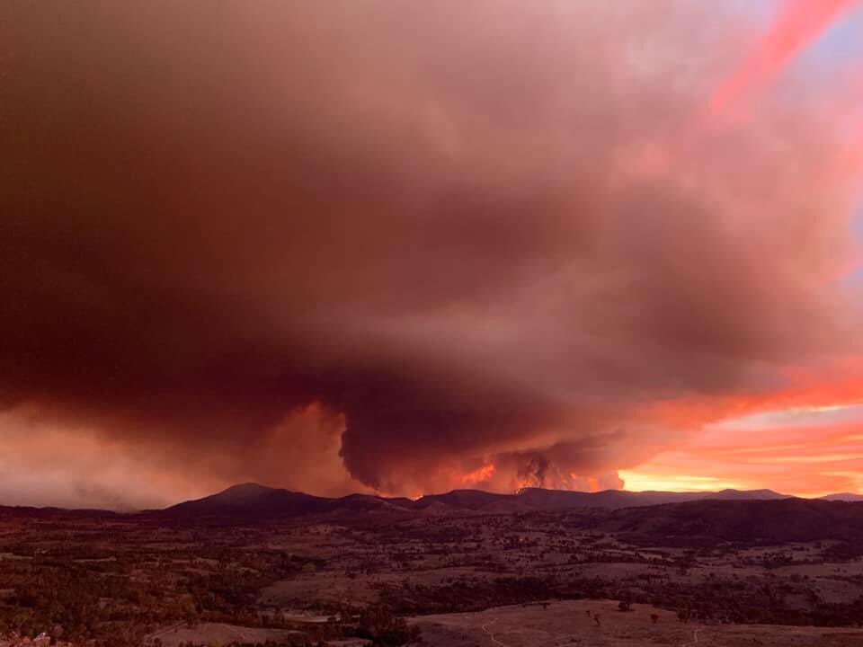 aimeeshack's tweet photo. Photo of #OrroralValleyFire in #Canberra from Urambi Hills. Photo: Elena Plumb #orroralvalley #AustraliaBurning #CanberraFires #NamadjiFire #AustralianBushfires #AustralianBushfiresDisaster #CanberraFire #bushfirecrisis
#AustralianFires #actfires #actRuralFireService https://t.co/K2UYPCYWsx