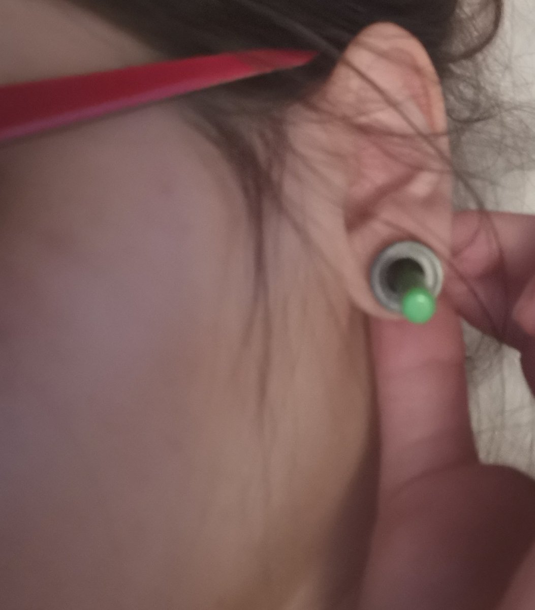 _sdln's tweet image. Мать сейчас полезла в свой ящик, и там нашла это.
Пиздец, я прям помню как она это все выдерала.
Особенно как она пришла с работы и заставила меня сонную выдрать плагу из свежерастянутого канала, а то она это сама сделает, но больней.
Были ещё штуки, но что-то в окно летело