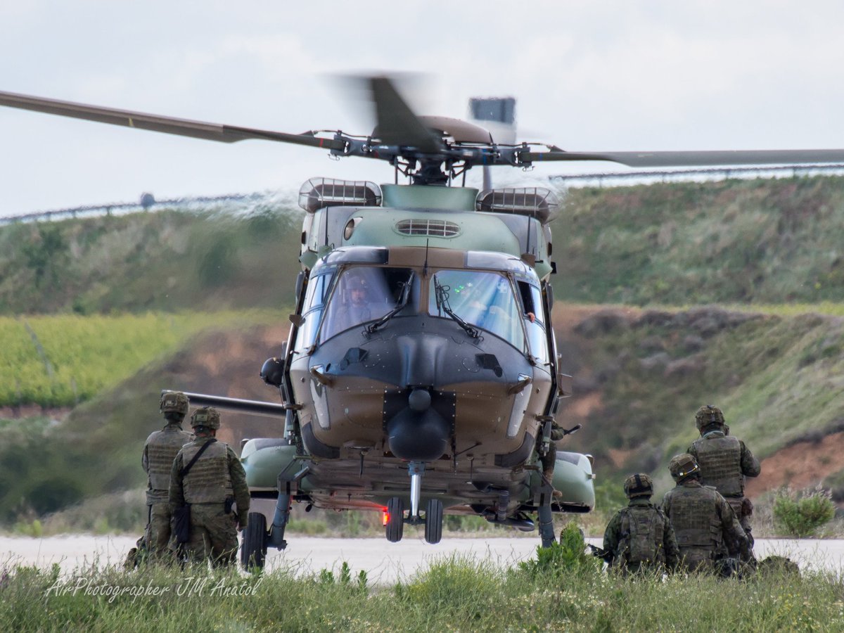 jmanatol's tweet photo. #BuenosDias
#Viernes
Listos para embarcar!
A los #Caiman @AirbusHeli #NH90 del #BHELMA_III del @EjercitoTierra se les unirán en los #cielos en breve los nuevos 🚁🐊del @EjercitoAire @Ala48_ea 

#rotor #aspas #BAAgoncillo #FAMET https://t.co/RQ3JZMTpBb