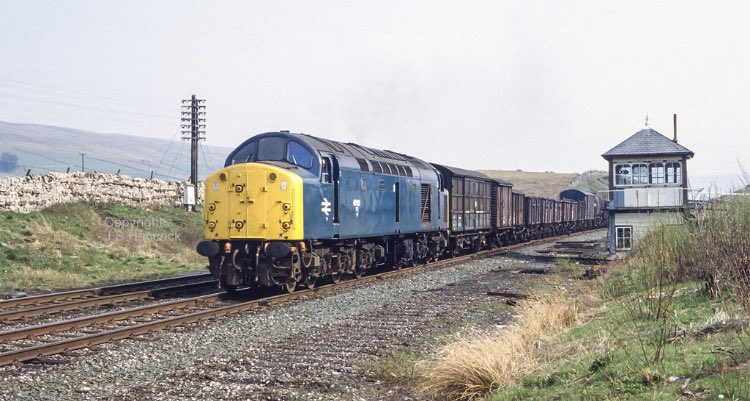 40001 passes Ais Gill signal box, 13th May 1982 #FortiesOnFriday #FreightFriday

📷 John Sydney-Han