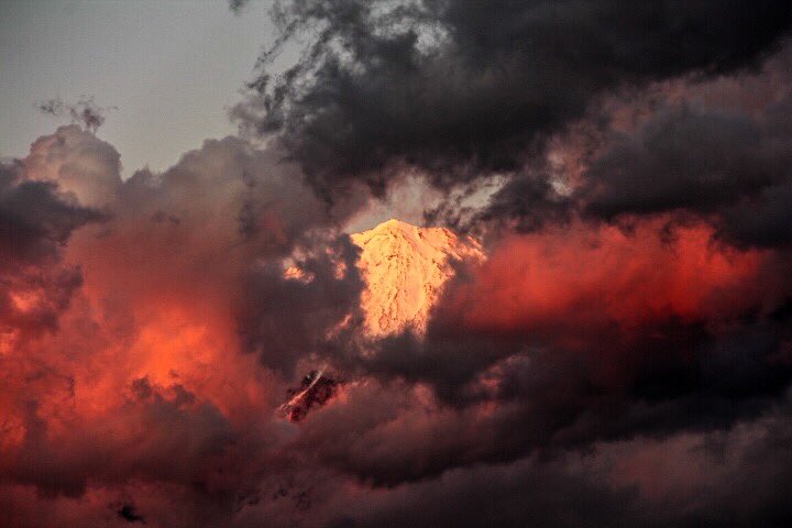 fujisanshuhen's tweet photo. 1月31日富士宮市からの夕方富士山〜
夕焼け凄い！富士山が火事のようですw https://t.co/w9c9LXEyst